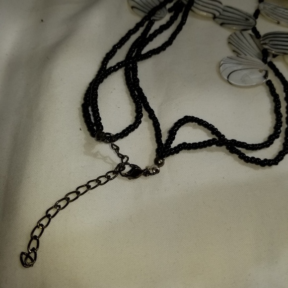 B7,971 Bead Shell Triple Necklace BOGO 1/2 OFF - Picture 3 of 3